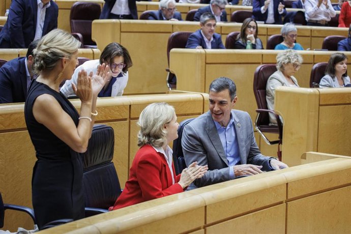 Archivo - (I-D) La vicepresidenta segunda del Gobierno y ministra de Trabajo, Yolanda Díaz; la vicepresidenta primera y ministra de Asuntos Económicos y Transformación Digital, Nadia Calviño, y el presidente del Gobierno, Pedro Sánchez, en el segundo 'c