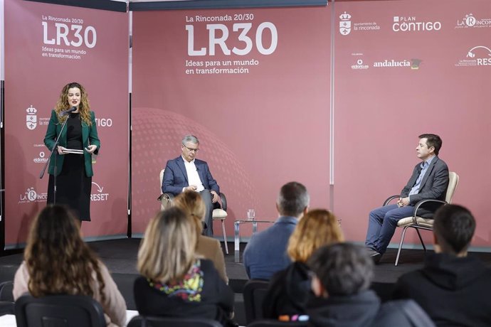 La delegada de La Rinconada Raquel Vega y David Cerdá, con el periodista Juan Carlos Blanco, en una nueva charla-coloquio del programa 'LR2030: Ideas para un mundo en transformación'.