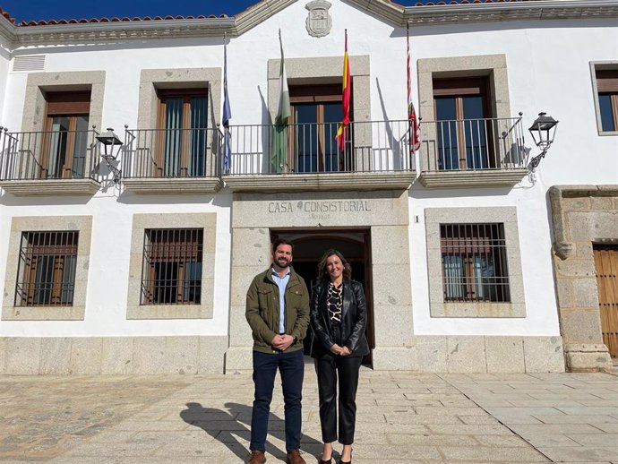 José Luis Cabrera y Raquel López, ante el Ayuntamiento de Alcaracejos.