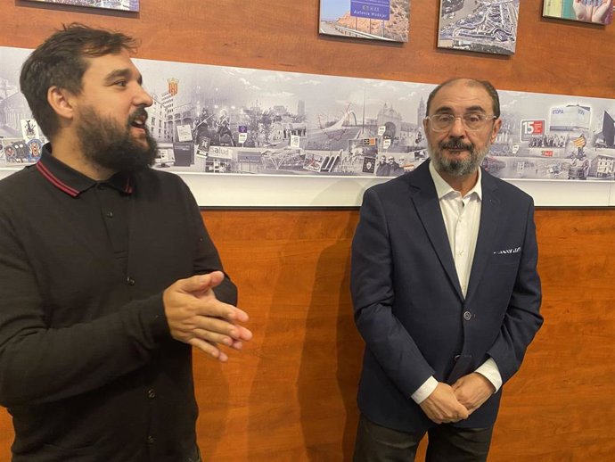 El responsable de la muestra, Raúl Oliván, y el presidente de Aragón, Javier Lambán