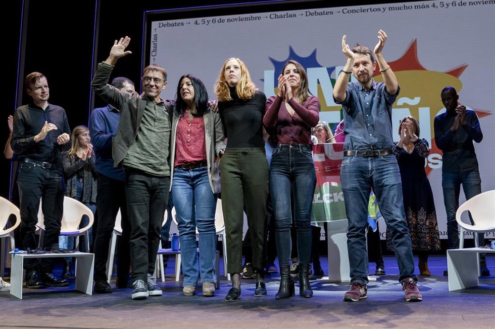 (I-D) El cofundador de Podemos, Juan Carlos Monedero; la diputada del Parlamento Europeo, Idoia Villanueva; la secretaria de Organización de Unidas Podemos, Lilith Verstrynge; la ministra de Igualdad, Irene Montero; y el exlider de Podemos, Pablo Iglesi