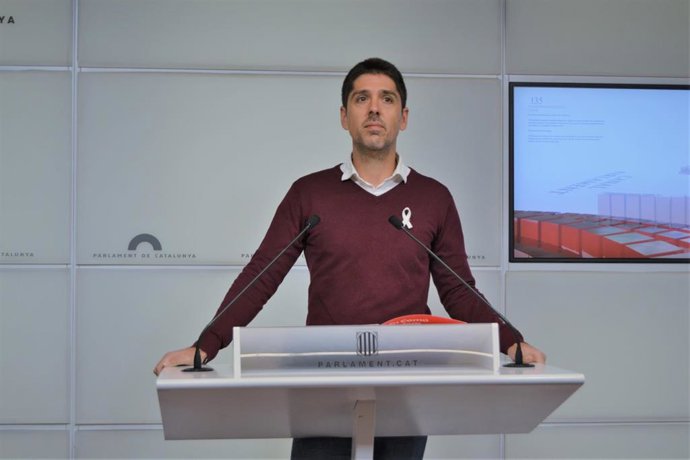 El portavoz de los comuns, David Cid, en rueda de prensa.