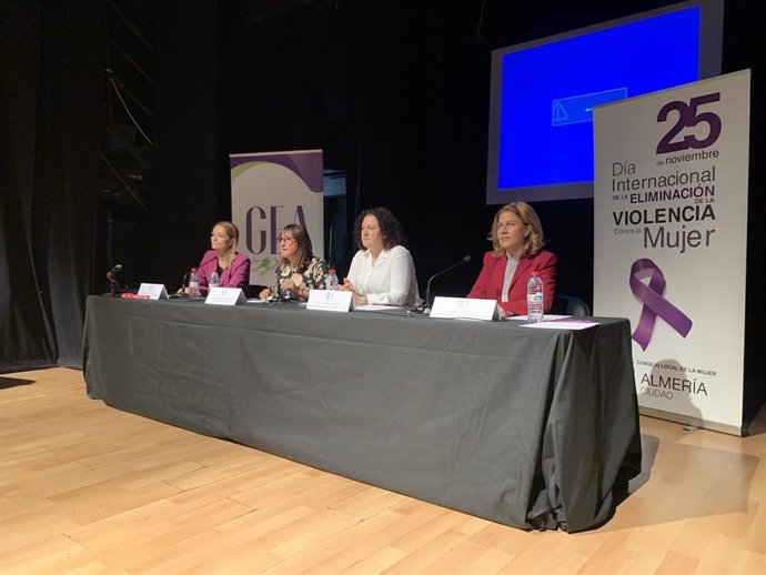 Ayuntamiento, Junta y Diputación se suman a la jornada sobre el 25N de las Mujeres Cooperativistas
