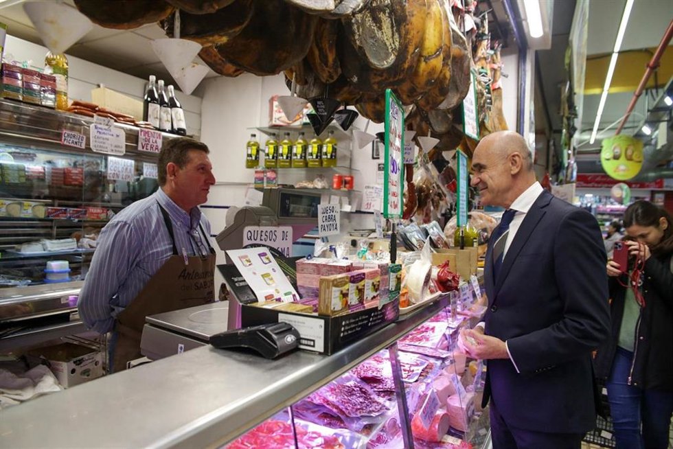El alcalde de Sevilla, Antonio Muñoz, en el mercado del Tiro de Línea.