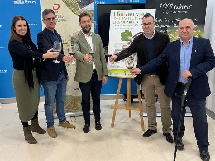 La directora del CCT, Mónica Meroño; el presidente de la DO Vino de Jumilla, Silvano García; el director del Itrem, Juan Francisco Martínez; el presidente de la Ruta del Vino de Jumilla, José A. Castellano, y el concejal Juan Gil