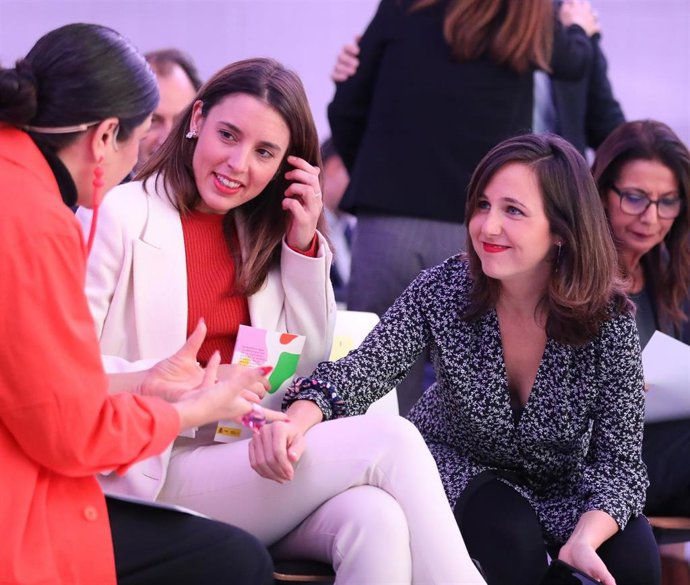 (I-D) La periodista Nerea Pérez de las Heras, la ministra de Igualdad, Irene Montero (i), y la ministra de Derechos Sociales y Agenda 2030, Ione Belarra Urteaga (d), durante el acto 'A ti te importa: Estrategia de Erradicación de la violencia contra la 