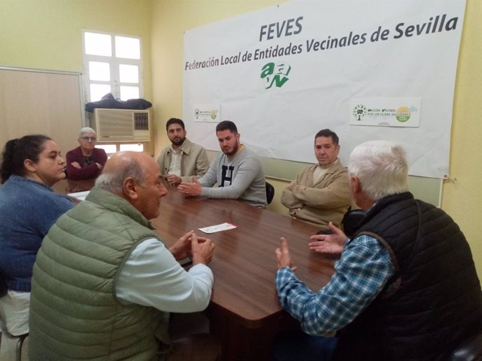 El candidato de IU a la Alcaldía de Sevilla, Ismael Sánchez, reunido con representantes de Feves.