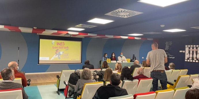 Presentación en el Hospital Infantil de Zaragoza de una nueva exposición itinerante sobre resistencias antimicrobianas, promovida por ECODES, de la mano de Pfizer.