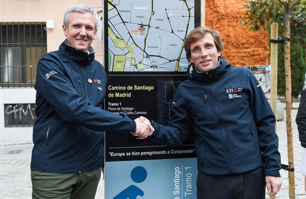 El alcalde de Madrid, José Luis Martínez-Almeida (i), y el presidente de la Xunta de Galicia, Alfonso Rueda (d), posan durante la inauguración de la nueva ruta saludable del Camino de Santiago.