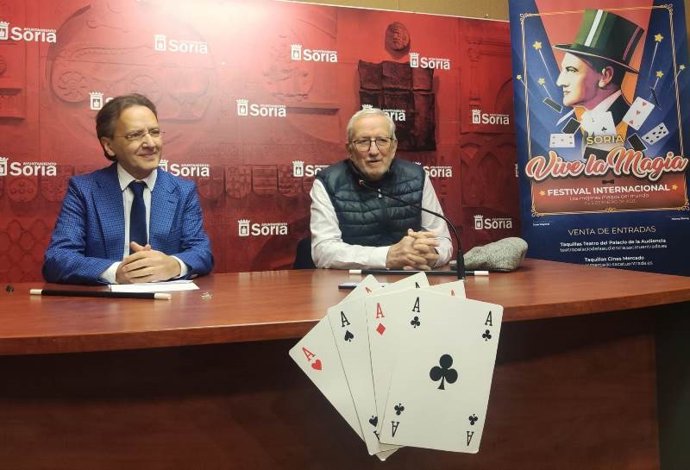 Juan Mayoral (izda) y Jesús Bárez presentan el festival 'Vive la magia' de Soria.