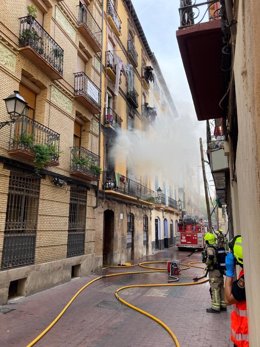 Archivo - Los bomberos de Zaragoza sofocan un incendio en un edificio de viviendas 