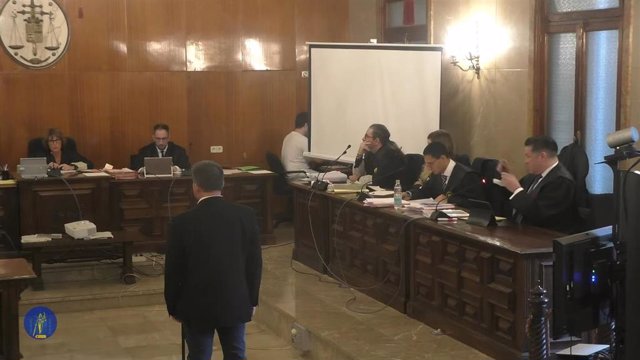 El acusado por el crimen de jacuzzi de Menorca, durante el interrogatorio en la primera sesión del juicio este lunes.