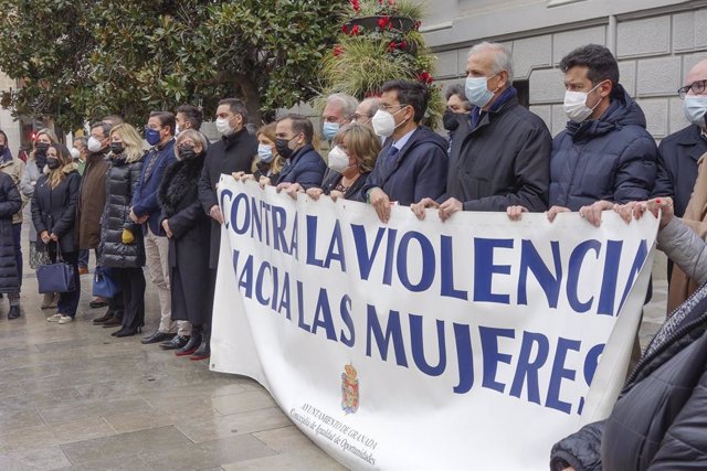 Archivo - Concentración contra la violencia machista ante el Ayuntamiento de Granada, en imagen de archivo