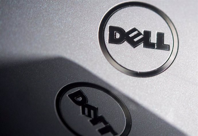 Archivo - FILED - 26 June 2018, Saxony, Dresden: The Dell company logo on the case of a laptop is reflected in the screen of a smartphone. Dell, a US multinational computer technology company, announced Tuesday a net distributable net profit for the thi
