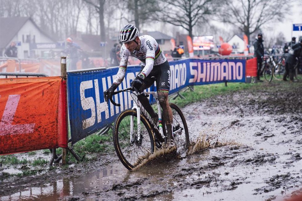 Archivo - El ciclista Mathieu van der Poel en una prueba de ciclocross