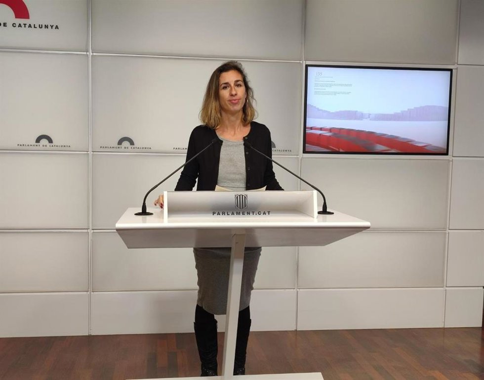 La diputada 'cupaire' Laia Estrada en rueda de prensa en el Parlament