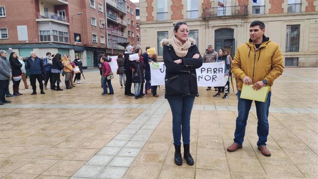 Concentración para pedir el indulto de una madre palentina condenada a dos años y cinco meses por sustracción de un menor.