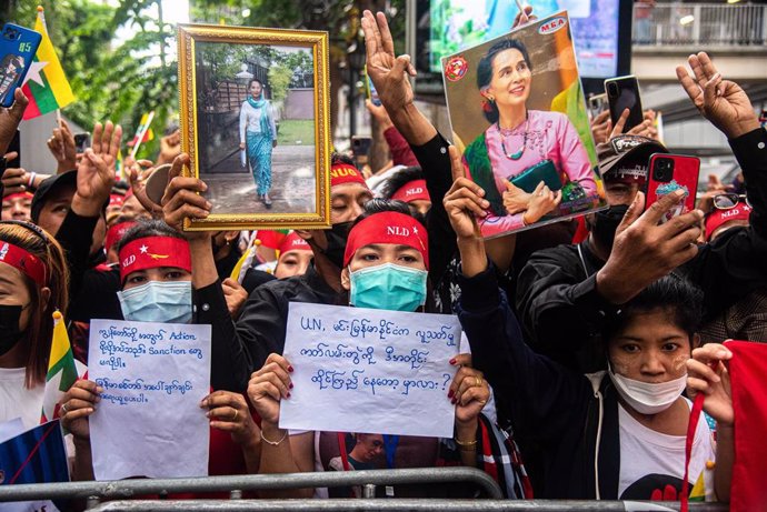 Archivo - Protestas en Bangkok, la capital tailandesa, contra la junta militar birmana y para exiger la liberación de Aung San Suu Kyi.
