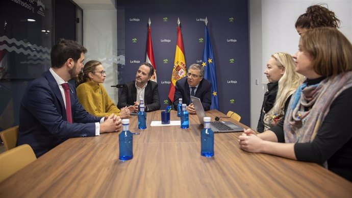 Reunión entre el consejero de Servicios Sociales y Gobernanza Pública, Pablo Rubio, y la presidenta de la Asociación Ucrania-La Rioja, Anna Dzioubenko