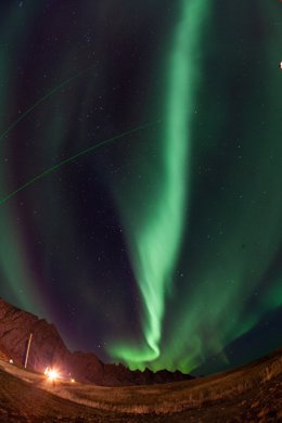 Trayectoria de los cohetes lanzados hacia una aurora boreal