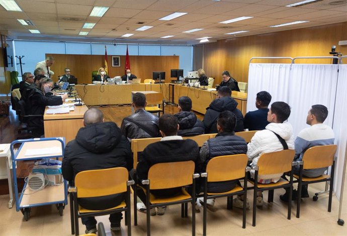 Los cuatros miembros de la banda latina Los Trinitarios (fila delante) y cinco simpatizantes (fila de atrás) en la Audiencia Provincial de Madrid.