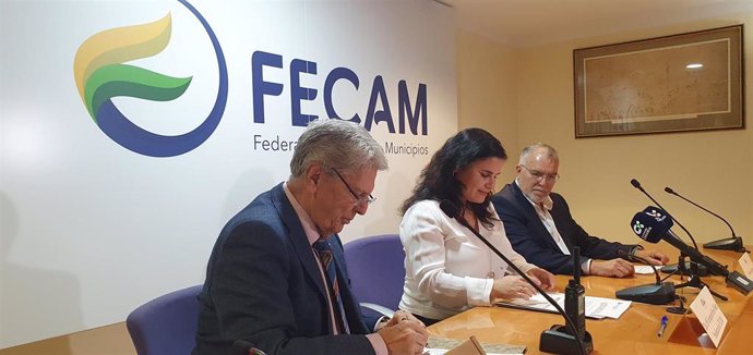 Firma del convenio entre el consejero de Administraciones Públicas, Justicia y Seguridad del Gobierno de Canarias, Julio Pérez, y la presidenta de la Fecam, Mari Brito.