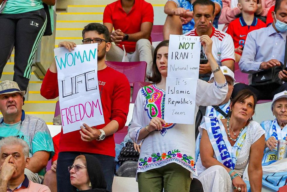 Protestas en favor de los Derechos Humanos en Irán durante el partido de la selección de fútbol en Qatar