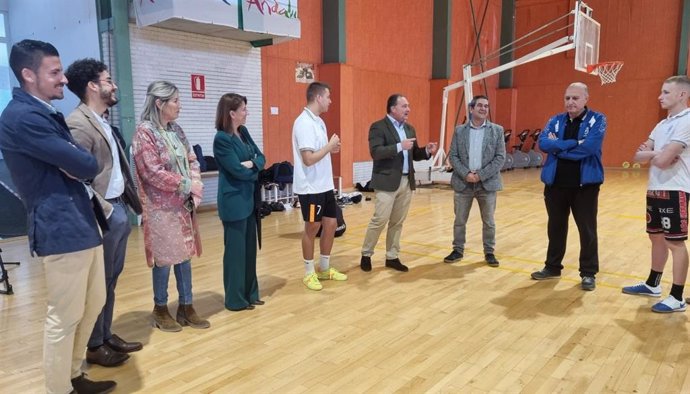 La delegada de Turismo, Cultura y Deporte de la Junta en Huelva, Teresa Herrera, ha asistido, junto al alcalde de Aljaraque (Huelva), David Toscano, al último entrenamiento del CD Sordos de Huelva antes de participar en el Europeo Sub-21.