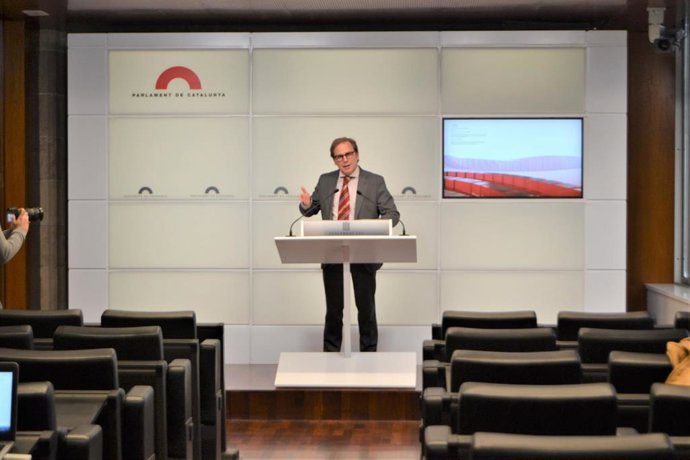 El portavoz de Vox, Joan Garriga, en rueda de prensa desde el Parlament.