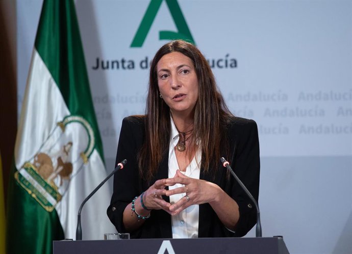La consejera de Inclusión Social, Juventud, Familias e Igualdad, Loles López, durante la rueda de prensa posterior al Consejo de Gobierno de la Junta de Andalucía, a 22 de noviembre de 2022, en Sevilla (Andalucía, España). Como cada martes, el Consejo d