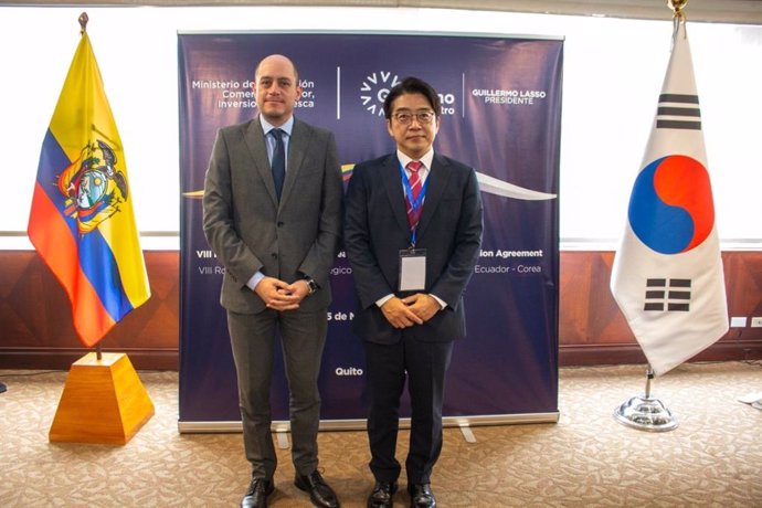 El ministro de Producción, Comercio Exterior, Inversiones y Pesca de Ecuador, Julio José Prado, y el embajador de la República de Corea en Ecuador, Bonhwoo Ko.