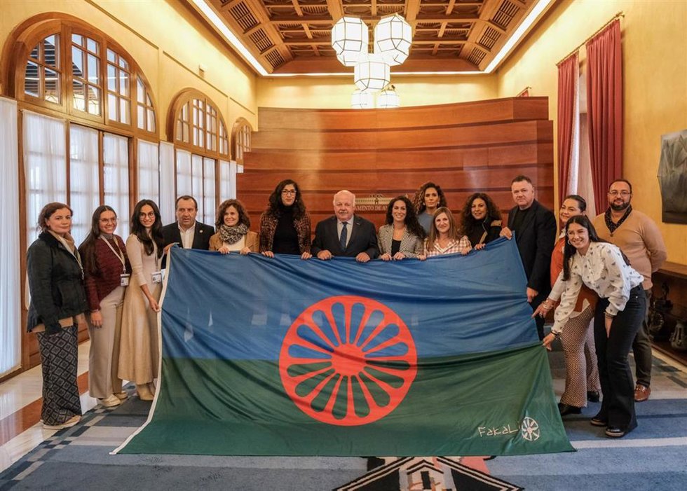 El presidente del Parlamento, Jesús Aguirre, recibe a Fakali con motivo del Día del Pueblo Gitano Andaluz