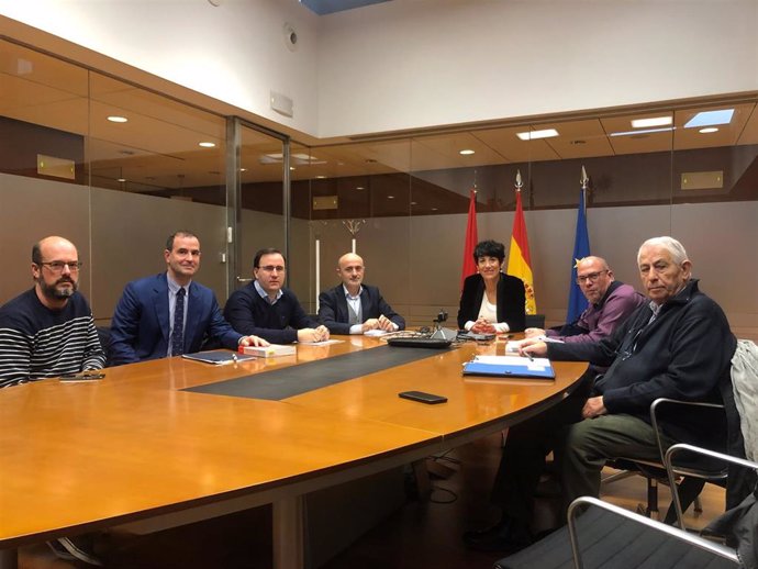 La consejera Saiz y el director gerente de Hacienda, con representantes del sector del transporte en Navarra.