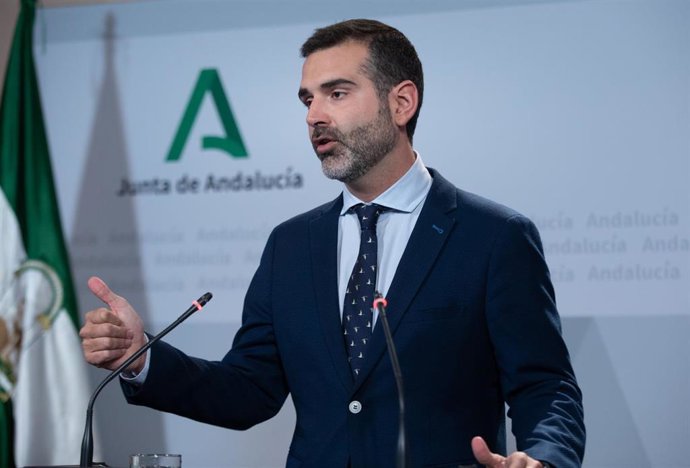El consejero de Sostenibilidad, Medio Ambiente y Economía Azul y portavoz del Gobierno, Ramón Fernández-Pacheco, durante la rueda de prensa posterior al Consejo de Gobierno de la Junta de Andalucía, a 22 de noviembre de 2022, en Sevilla (Andalucía, Espa