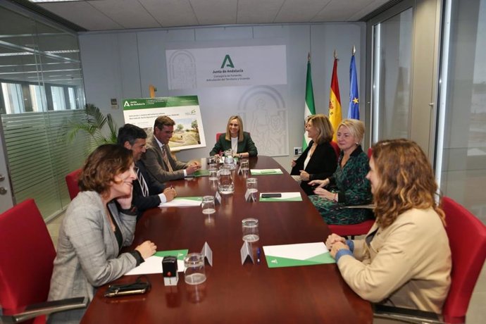 La consejera de Fomento, Articulación del Territorio y Vivienda, Marifrán Carazo, y el alcalde de Villalba del Alcor, Diego del Toro, han firmado el convenio de colaboración para acometer la reurbanización del barrio de Santa Águeda.