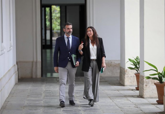 El consejero de Sostenibilidad, Medio Ambiente y Economía Azul y portavoz del Gobierno, Ramón Fernández-Pacheco, y la consejera de Inclusión Social, Juventud, Familias e Igualdad, Loles López a su llegada a la rueda de prensa posterior al Consejo de Gob