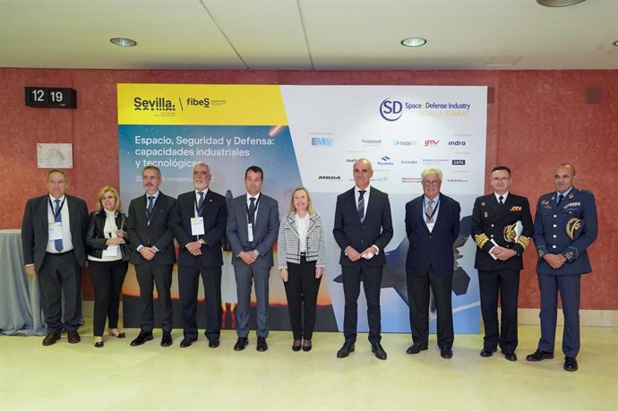 El alcalde de Sevilla, Antonio Muñoz, cuarto por la derecha, en la inauguración del 'Space & Defense Industry Sevilla Summit' bajo el título 'Espacio, Seguridad y Defensa: capacidades industriales y tecnológicas'.