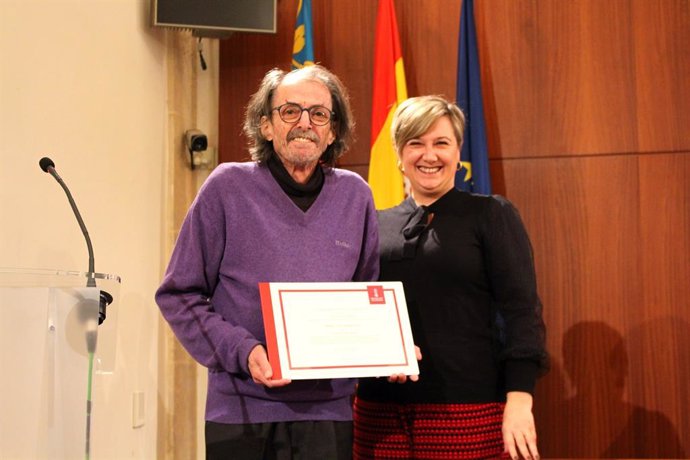 El escritor Josep Piera, premiado con el Lluís Guarner 2021, posa junto con la consellera de Educación, Cultura y Deporte, Raquel Tamarit