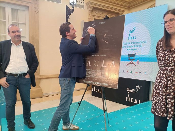 El director Ignacio Tatay firma el cartel de su película 'Jaula' en Fical.