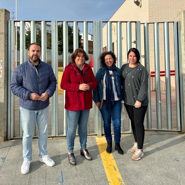 La alcaldesa de Huévar del Aljarafe, María Eugenia Limón, a las puertas del CEIP Posadas Carvajal.