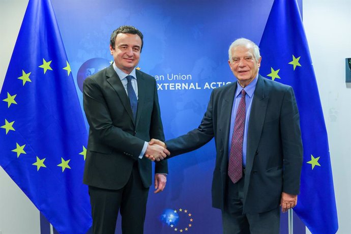 HANDOUT - 21 November 2022, Belgium, Brussels: EUHigh Representative for Foreign Affairs and Security Policy, Josep Borrell (R), receives Kosovar Prime Minister Albin Kurti at the EUheadquarters, ahead of the Belgrade-Pristina dialogue meeting in Brus