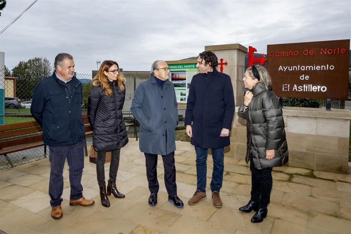 El consejero de Turismo, Javier López Marcano y alcalde de El Astillero, Javier Fernández, visitan la nueva área de peregrinos instalado en el municipio.