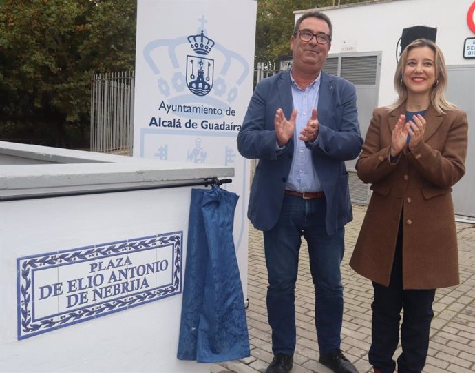 La alcaldesa de Alcalá de Guadaíra, Ana Isabel Jiménez, ha destacado su búsqueda por la verdad y el conocimiento al descubrir la placa honoraria junto a la biblioteca Editor José Manuel Lara, centro de las letras de la ciudad.