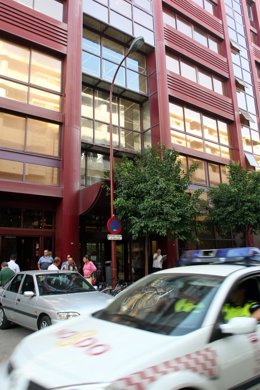 Archivo - Imagen de archivo del exterior de un Juzgado de lo Civil y Contencioso Administrativo en Sevilla. 