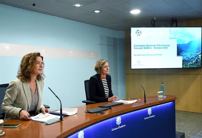 La ministra de Medio Ambiente, Agricultura y Sostenibilidad de Andorra, Sílvia Calvó y la directora de Medio Ambiente y Sostenibilidad, Sílvia Ferrer, en la presentación de la estrategia nacional de economía circular.