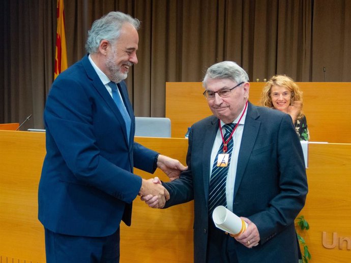 El rector de la UAB, Javier Lafuente, i el criminleg Anthony Bottoms