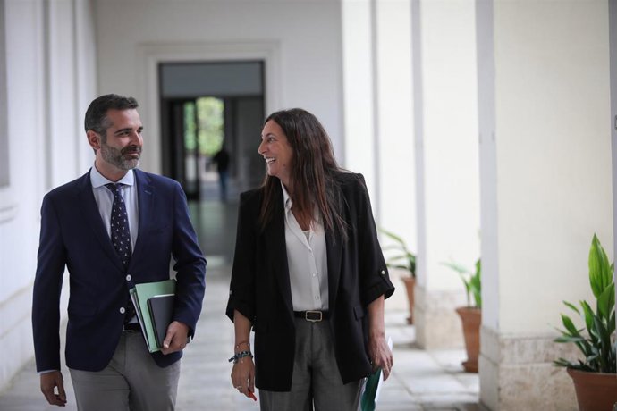 El consejero de Sostenibilidad y portavoz del Gobierno, Ramón Fernández-Pacheco, y la consejera de Inclusión Social, Loles López, este martes antes de comenzar la rueda de prensa del Consejo de Gobierno.  