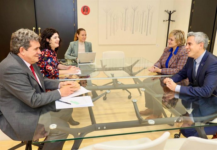 El vicepresidente y consejero de Universidades, Igualdad, Cultura y Deporte, Pablo Zuloaga, se reúne con el ministro de Inclusión, Seguridad Social y Migraciones, José Luis Escrivá.