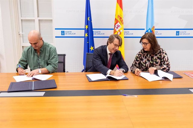 El conselleiro de Facenda, Miguel Corgos, firma con representantes de CCOO y UGT el acuerdo de carrera administrativa para el persoal laboral