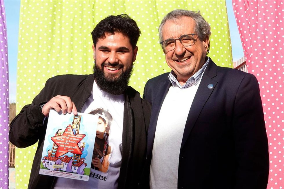 José Francisco Gómez Heredia, graduado de la UMA, junto al rector de la Universidad, José Ángel Narváez